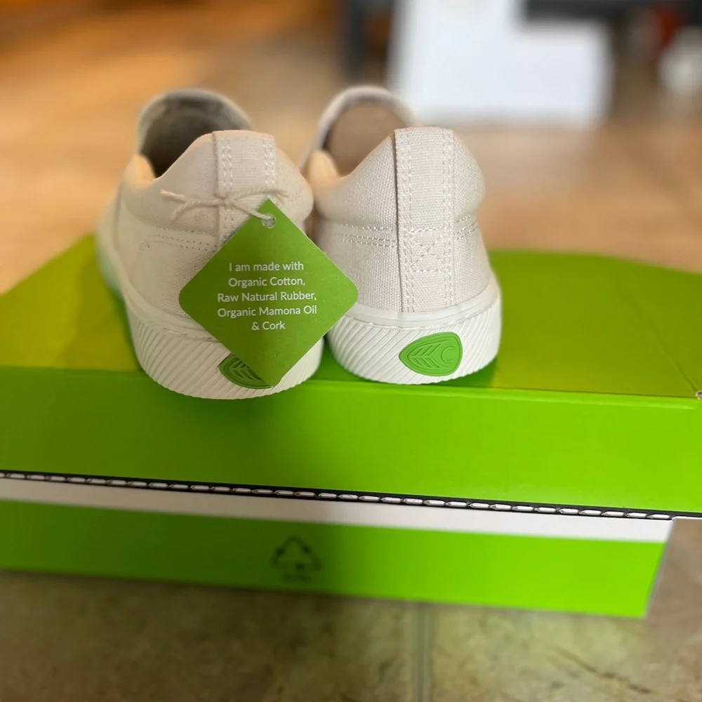 Cariuma Size 8 women’s/6.5 Men’s Off-white Slip Ons
Brand New - Picture 4 of 5